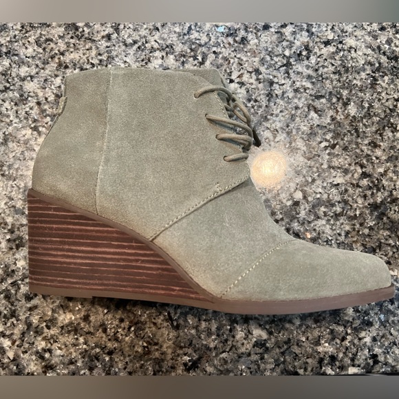 NWT Tom’s Hyde Vetiver Grey Suede boots. - Picture 1 of 4